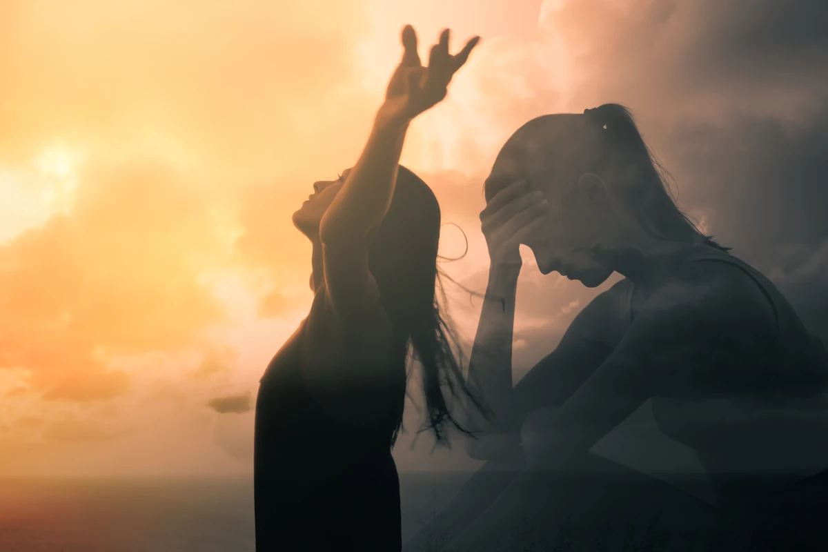 Frau mit armen zum Himmel gestreckt